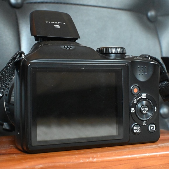 Fujifilm Finepix S6800 Solid Black Digital Camera With Blk/Wht Camera Strap - Picture 7 of 13